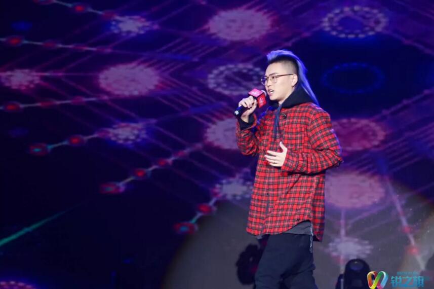 公司年會我中了千元大獎,半夜,前女友突然發來信息……