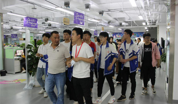配圖3 河南經濟貿易技師學院師生、家長一行參觀云和數據.jpg